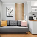Designer Urban Retreat, Near Old Town, Wifi 100mbs, Smart Tv Lägenhet