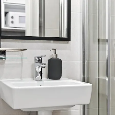 Designer Urban Retreat, Near Old Town, Wifi 100mbs, Smart Tv *