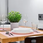 Designer Urban Retreat, Near Old Town, Wifi 100mbs, Smart Tv Apartman